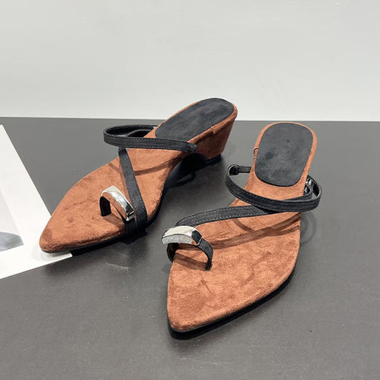 Damen Wedgesandalen mit seitlichem Schnallenakzent und eleganter Riemenkonstruktion R&B