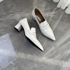 Damen spitze Pumps mit elegantem Riemen und bequemen Blockabsatz