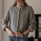 Damen Strickjacke mit Zopfmuster und eleganten Knopfdetails R&B