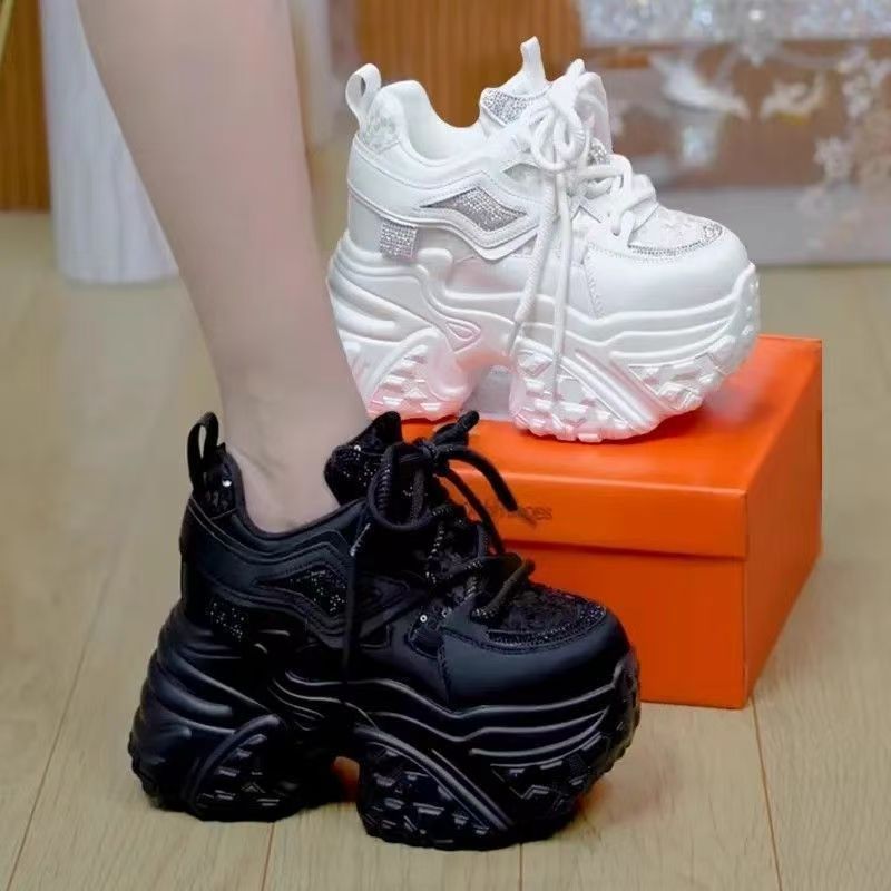Damen Modische Plateau-Sneaker mit glamourösen Akzenten
