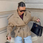Damen Oversized Trenchcoat mit breitem Kragen und dekorativen Knopfdetails R&B