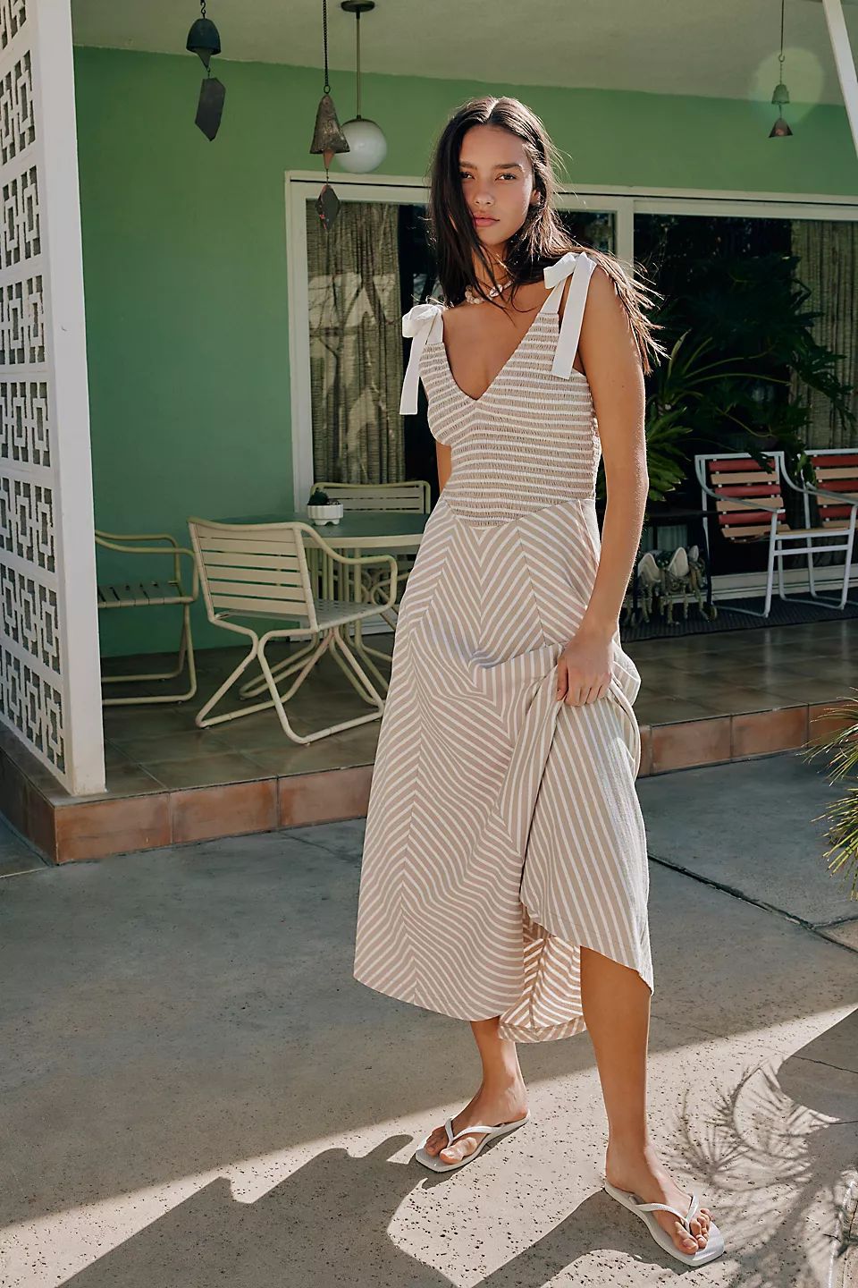 Damen Maxi-Sommerkleid mit verspielten Trägern und elegantem V-Ausschnitt R&B