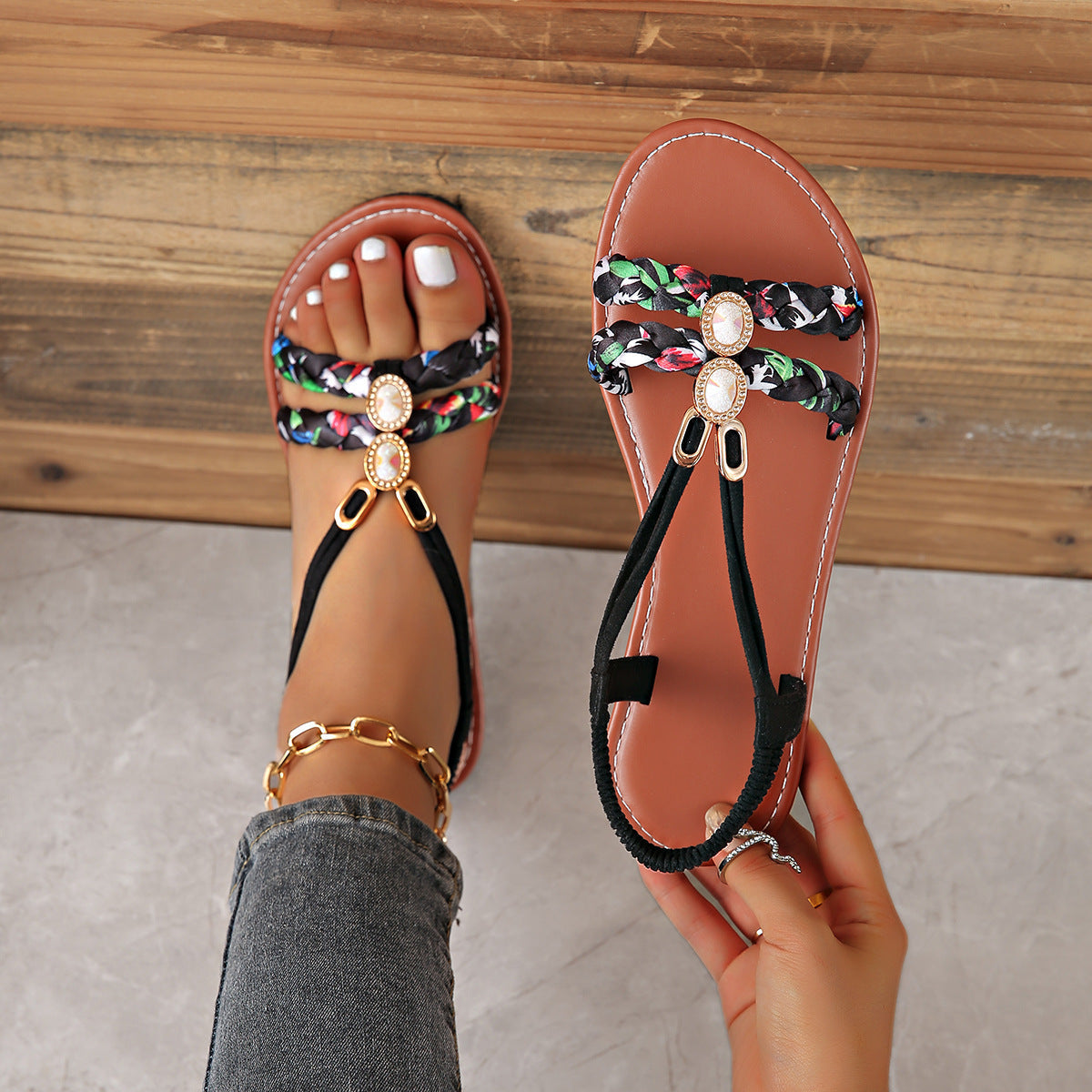 Damen modische Zehentrenner-Sandalen mit geflochtenem Riemendesign und glamourösen Details R&B