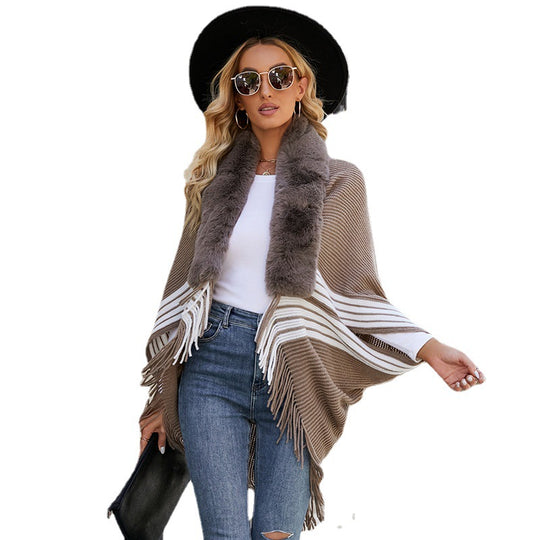 Damen eleganter Strickponcho mit kunstfellbesetztem Kragen und Fransen R&B