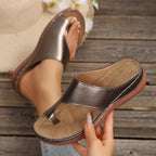 Damen Zehentrenner mit eleganter Metallic-Oberfläche und gepolstertem Fußbett R&B