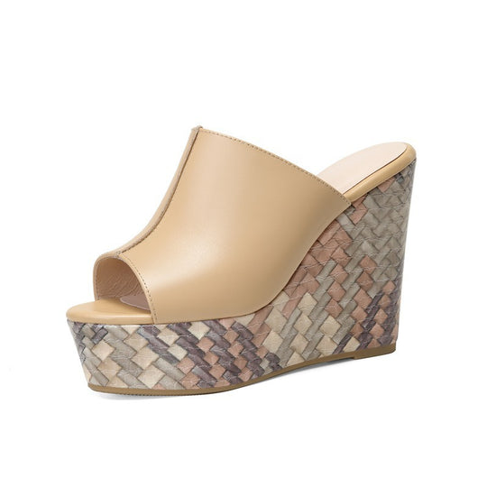 Damen nan elegante Schlupf-Mule mit offener Zehenpartie, skulpturaler Keilplattform in Flechtoptik und Nietenbesatz R&B