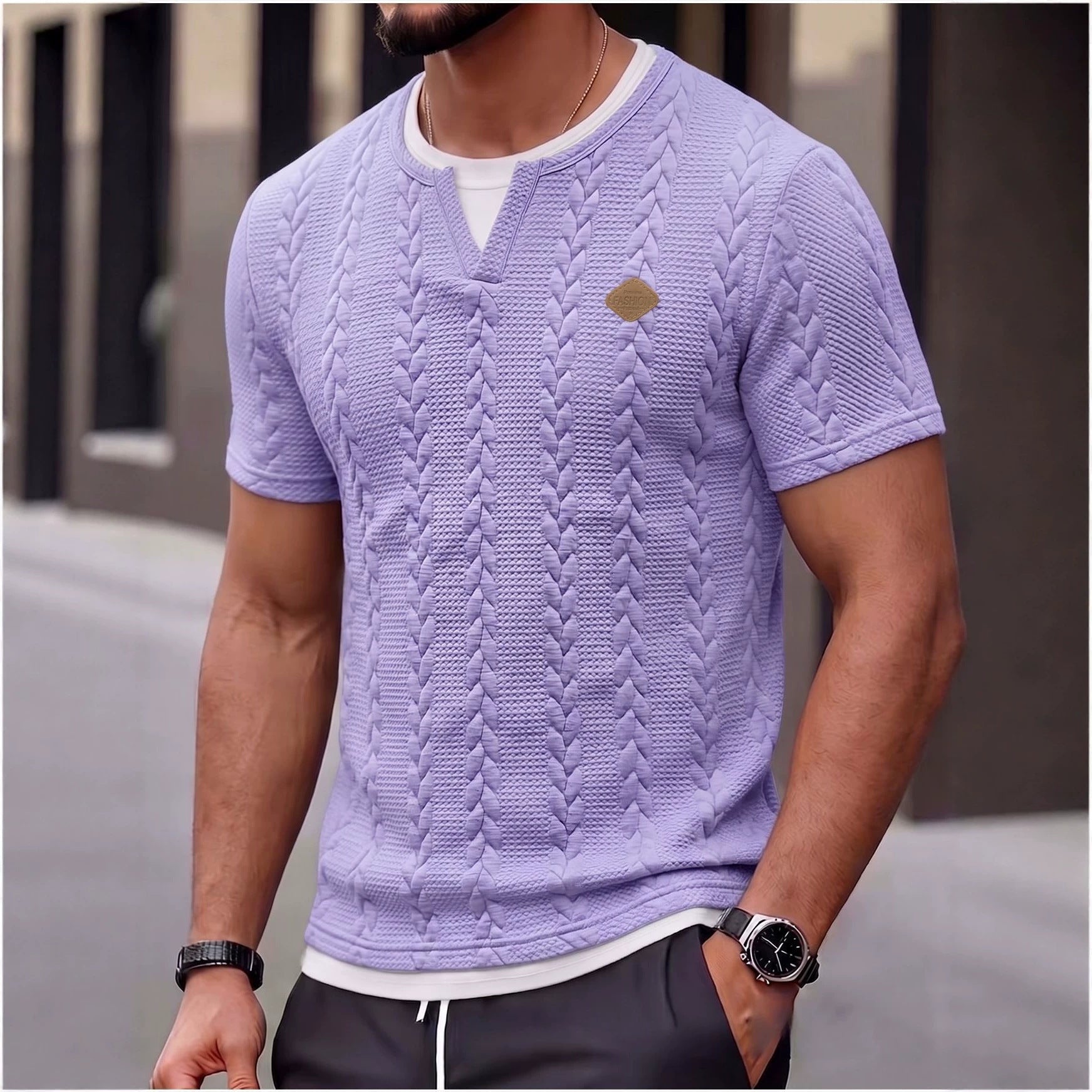 Herren nan texturiertes Kurzarmshirt mit geprägter Zopfstruktur, V‑Einsatz am Rundhals und Lagenlook R&B