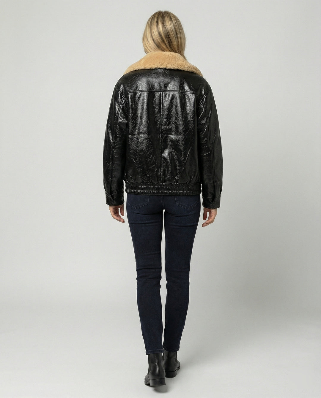 Damen glänzende Kunstleder-Bomberjacke mit voluminösem Teddykragen, Pattentaschen und elastischem Saum R&B