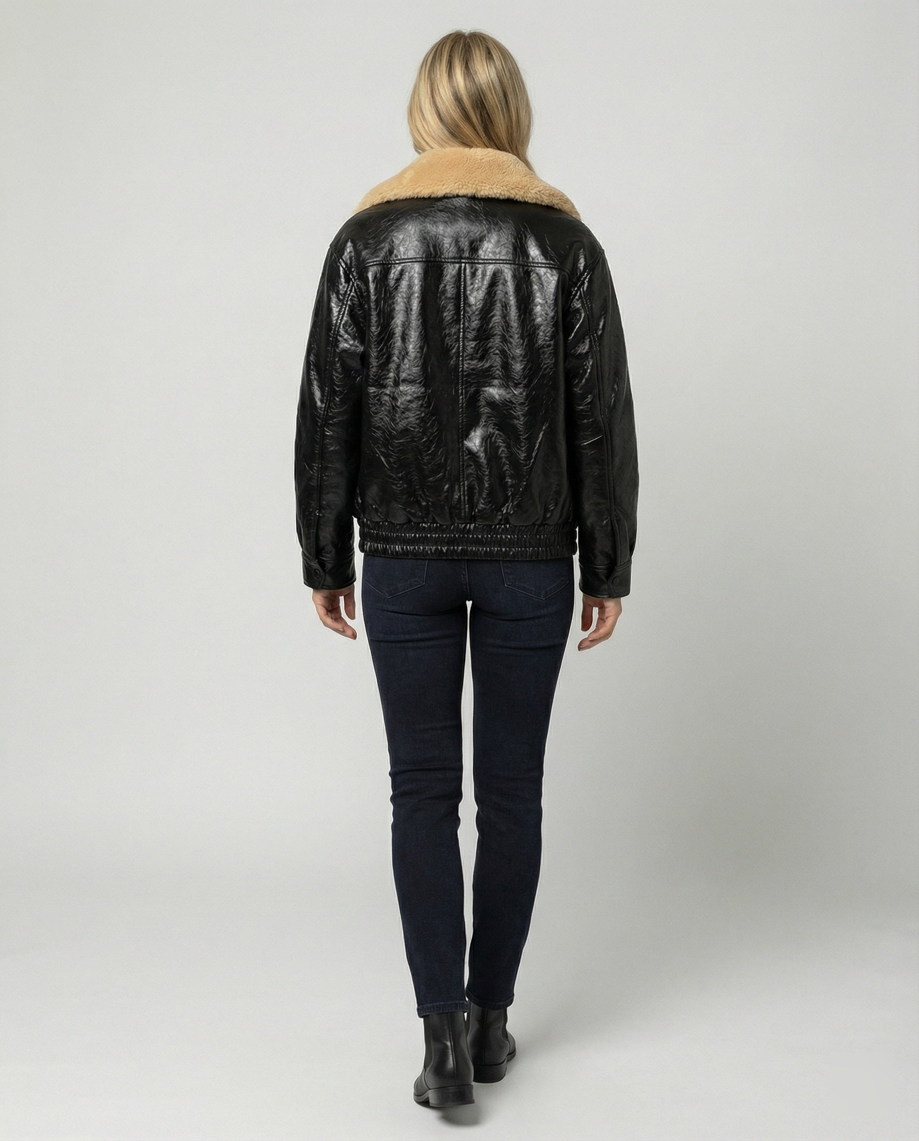 Damen glänzende Kunstleder-Bomberjacke mit voluminösem Teddykragen, Pattentaschen und elastischem Saum R&B