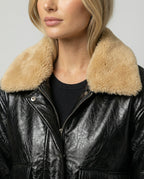 Damen glänzende Kunstleder-Bomberjacke mit voluminösem Teddykragen, Pattentaschen und elastischem Saum R&B