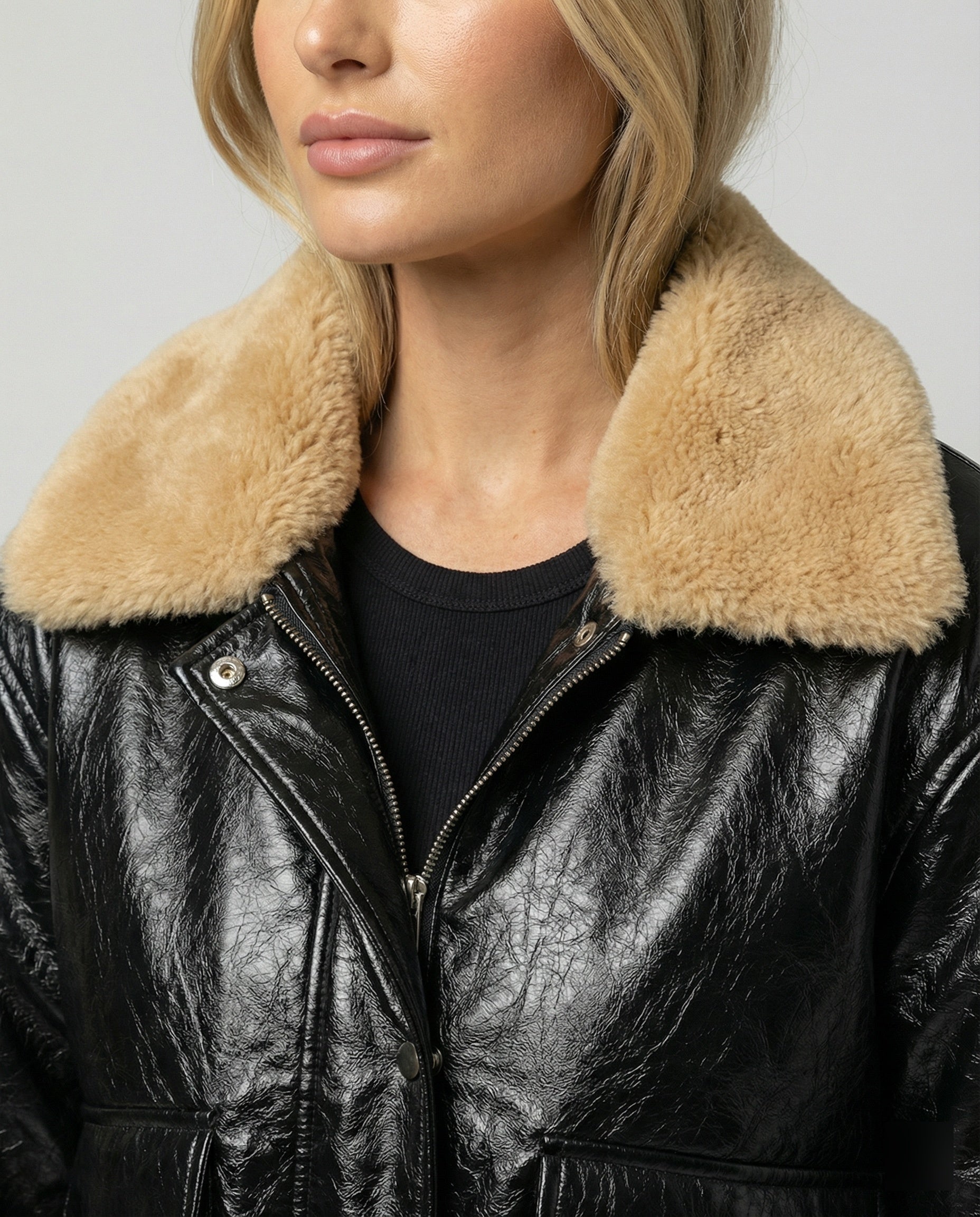 Damen glänzende Kunstleder-Bomberjacke mit voluminösem Teddykragen, Pattentaschen und elastischem Saum R&B