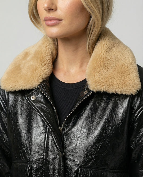 Damen glänzende Kunstleder-Bomberjacke mit voluminösem Teddykragen, Pattentaschen und elastischem Saum R&B