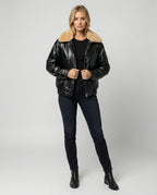 Damen glänzende Kunstleder-Bomberjacke mit voluminösem Teddykragen, Pattentaschen und elastischem Saum R&B