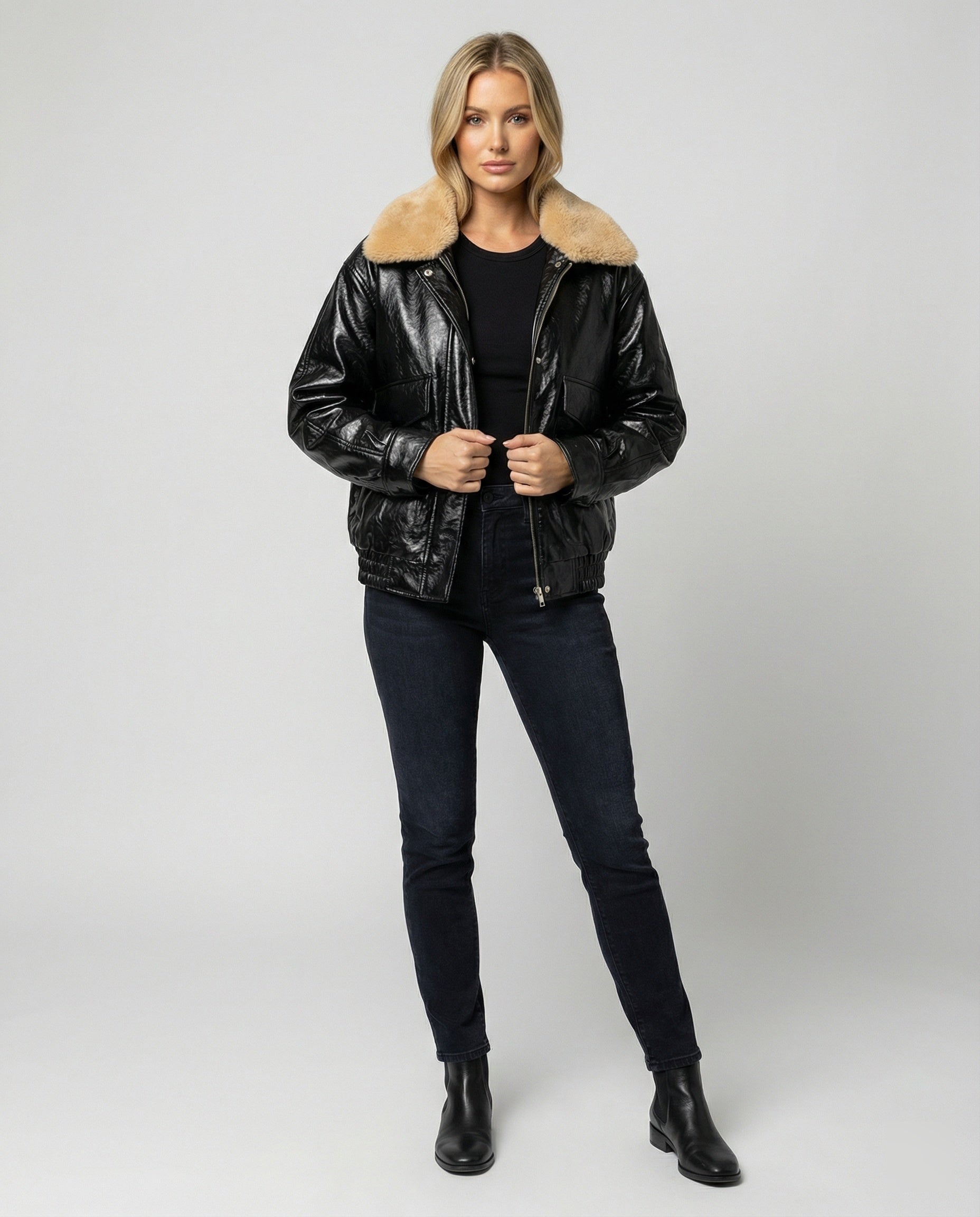 Damen glänzende Kunstleder-Bomberjacke mit voluminösem Teddykragen, Pattentaschen und elastischem Saum R&B