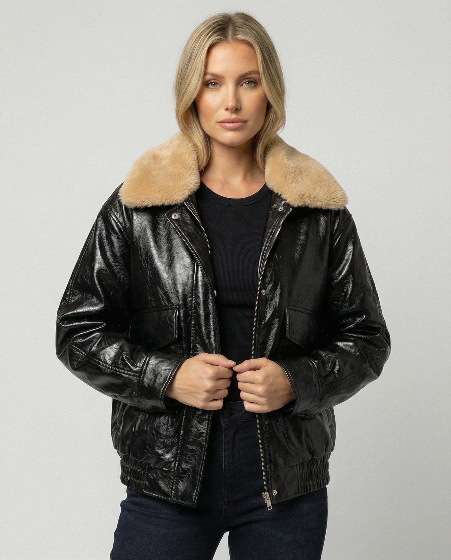 Damen glänzende Kunstleder-Bomberjacke mit voluminösem Teddykragen, Pattentaschen und elastischem Saum R&B