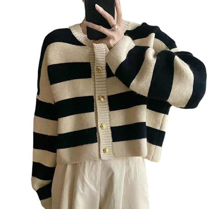 Damen Strickjacke mit dekorativem Streifenmuster und goldenen Knöpfen R&B