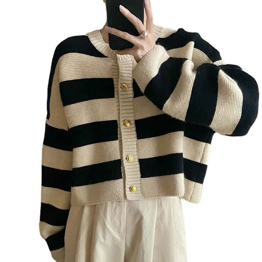 Damen Strickjacke mit dekorativem Streifenmuster und goldenen Knöpfen R&B