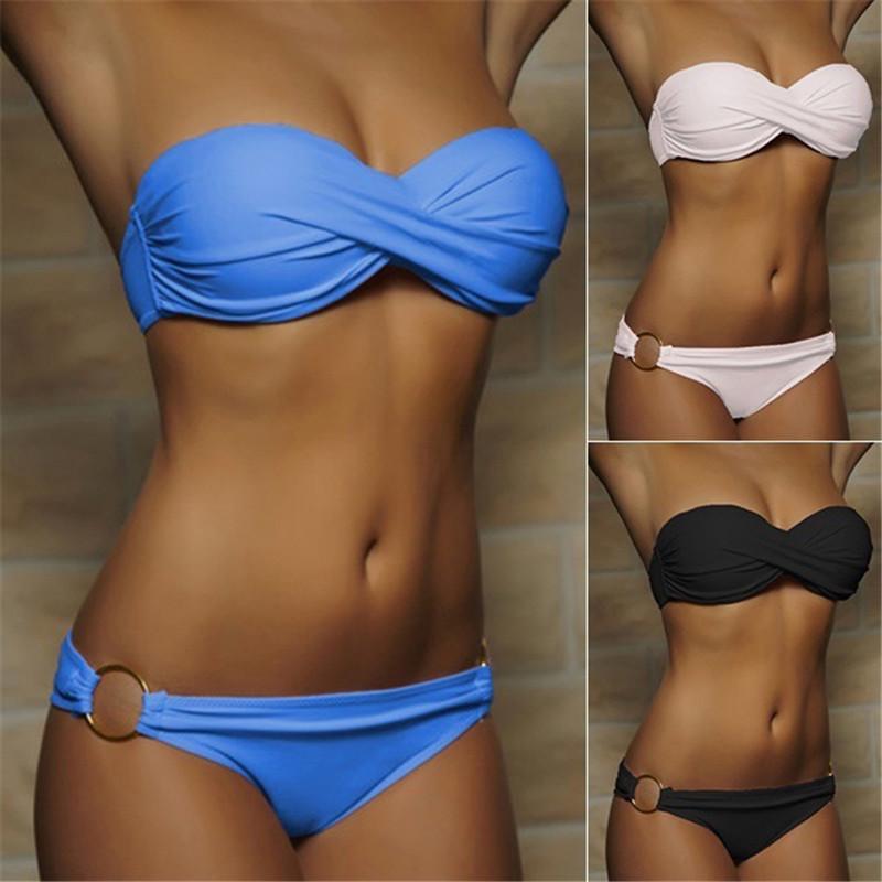 Damen Bandeau-Bikini mit elegantem Wickeldesign und goldenen Akzenten R&B