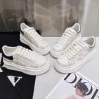 Damen Sneakers mit elegantem floralem Design und dicker Laufsohle