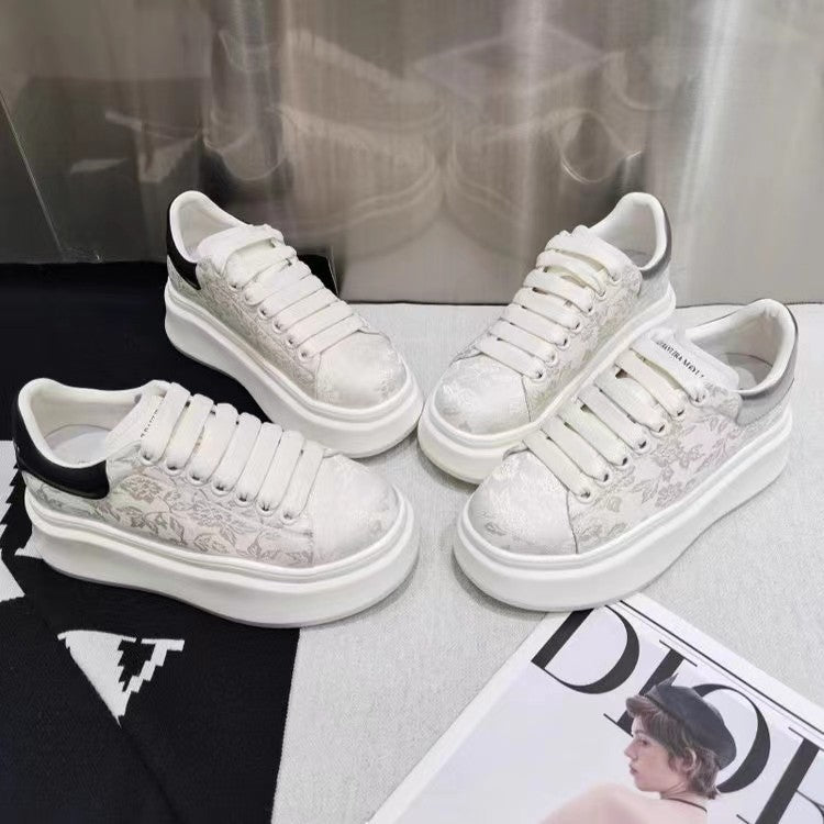 Damen Sneakers mit elegantem floralem Design und dicker Laufsohle