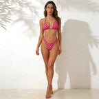 Damen Triangel-Bikini mit modernen Schnittdetails und großflächigen Polka Dots R&B