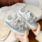 Damen Sneakers mit verspielt romantischen Details und komfortablen Sohlen