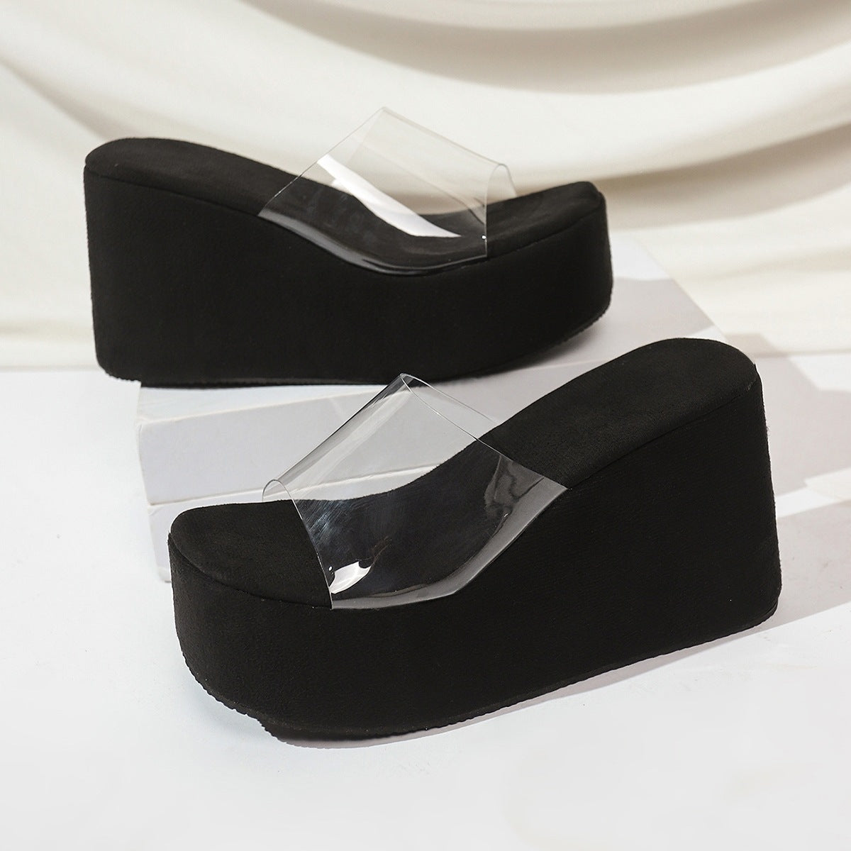 Damen Plattform-Sandalen mit transparentem Riemen und buntem Streifendetail