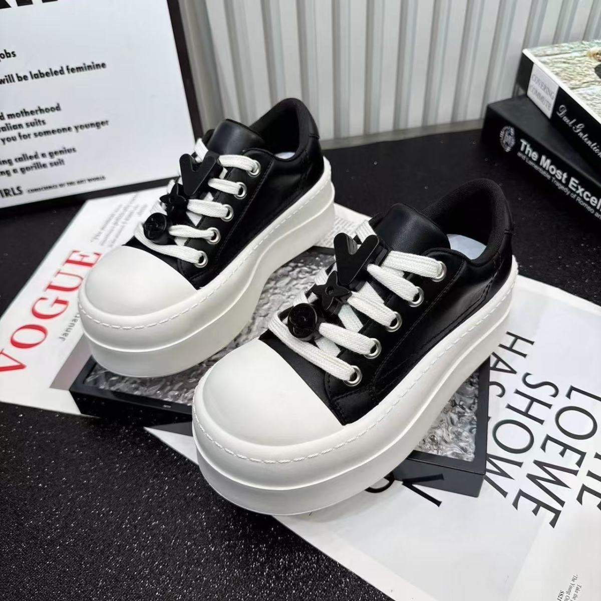 Damen Plateau Sneaker mit trendigem Design und elastischen Schnürsenkeln
