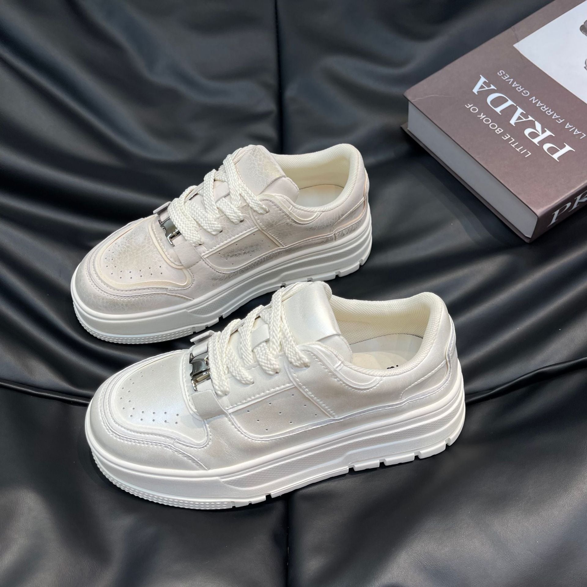 Damen modische Sneakers mit hochglänzendem Obermaterial und stabiler Plateausohle R&B