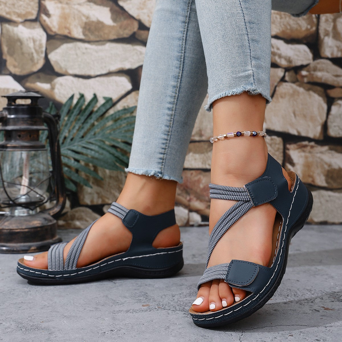 Damen komfortable Riemensandalen mit innovativer Fußbettgestaltung und verstellbarem Riemendesign R&B