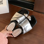 Damen modische Mules mit elegantem Riemen und luxuriösem Glanz