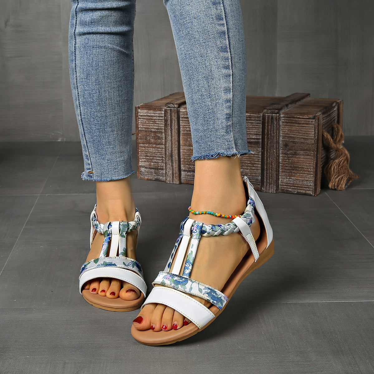 Damen Offene Sandalen mit geflochtenem Riemendesign und elegantem floralem Detail R&B