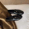 Damen Elegante Mokassins mit goldener Schnallenverzierung