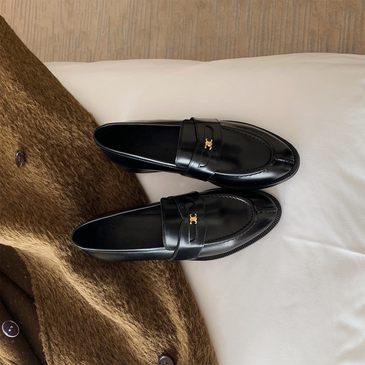 Damen Elegante Mokassins mit goldener Schnallenverzierung