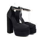 Damen nan Plateau-Sandalette mit skulpturellem Blockabsatz, quadratischer Zehenpartie und kristallbesetztem Knöchelriemen R&B
