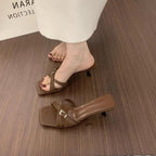 Damen Offene Mules mit dekorativen Riemen und komfortablem Absatz R&B