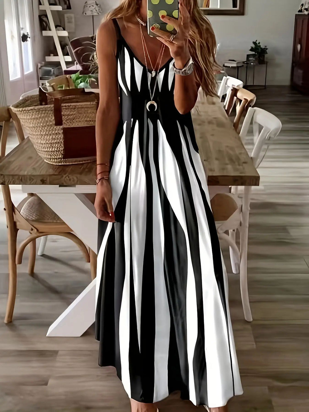 Damen Maxikleid mit raffiniertem Streifenmuster und tiefem V-Ausschnitt Heidi-Mode