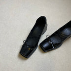 Damen Quadratpumps mit dekorativen Schnürdetails und elegantem Blockabsatz