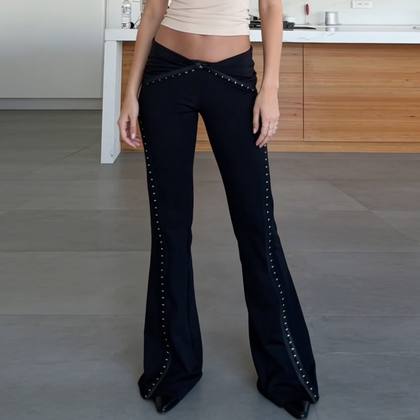 Damen Flared Pants mit dekorativen Druckknopfdetails R&B