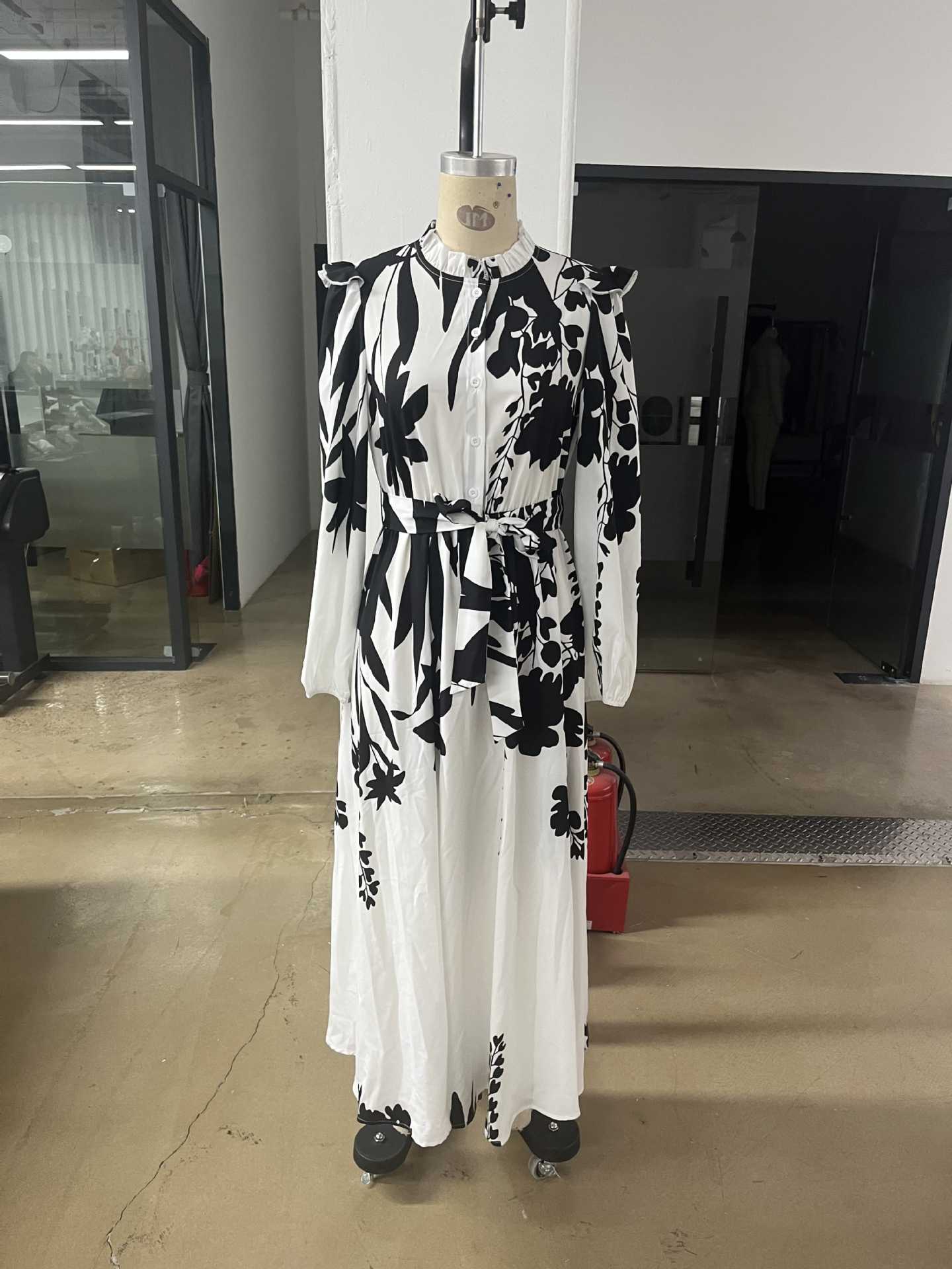 Damen Maxikleid mit floralen Mustern und raffinierten Volants