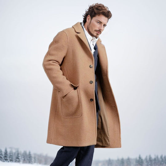 Herren eleganter Lammfellmantel mit strukturiertem Obermaterial und praktischem Verschluss R&B