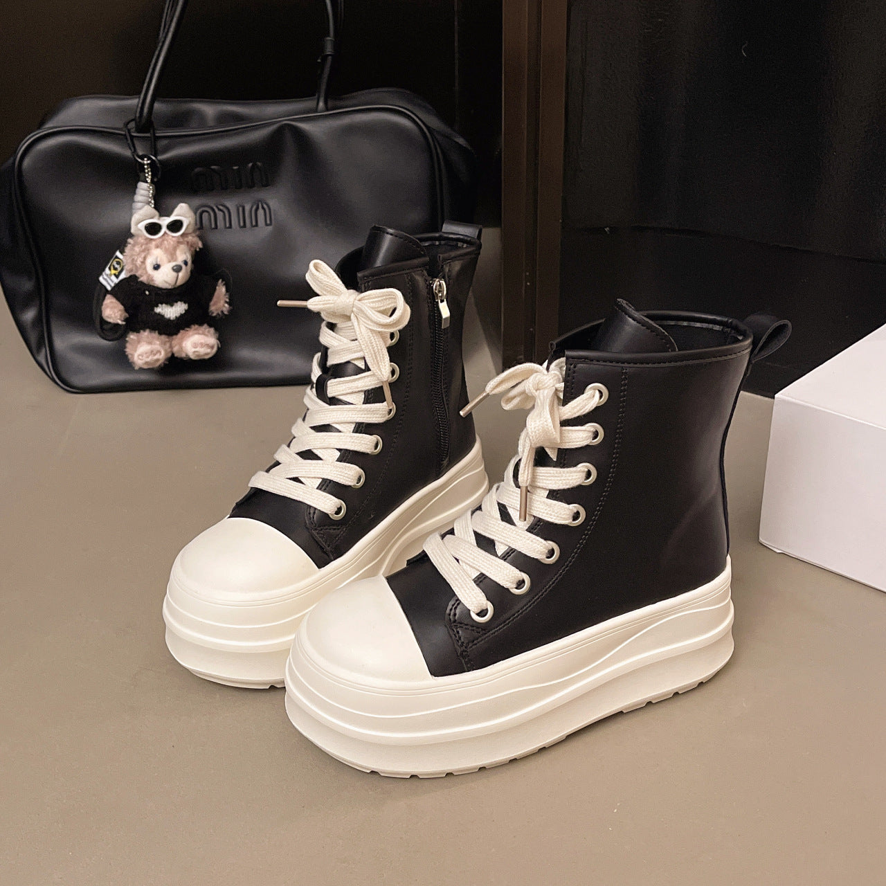 Damen hohe Sneakers mit Plateau-Sohle und elegantem Schnürsystem R&B