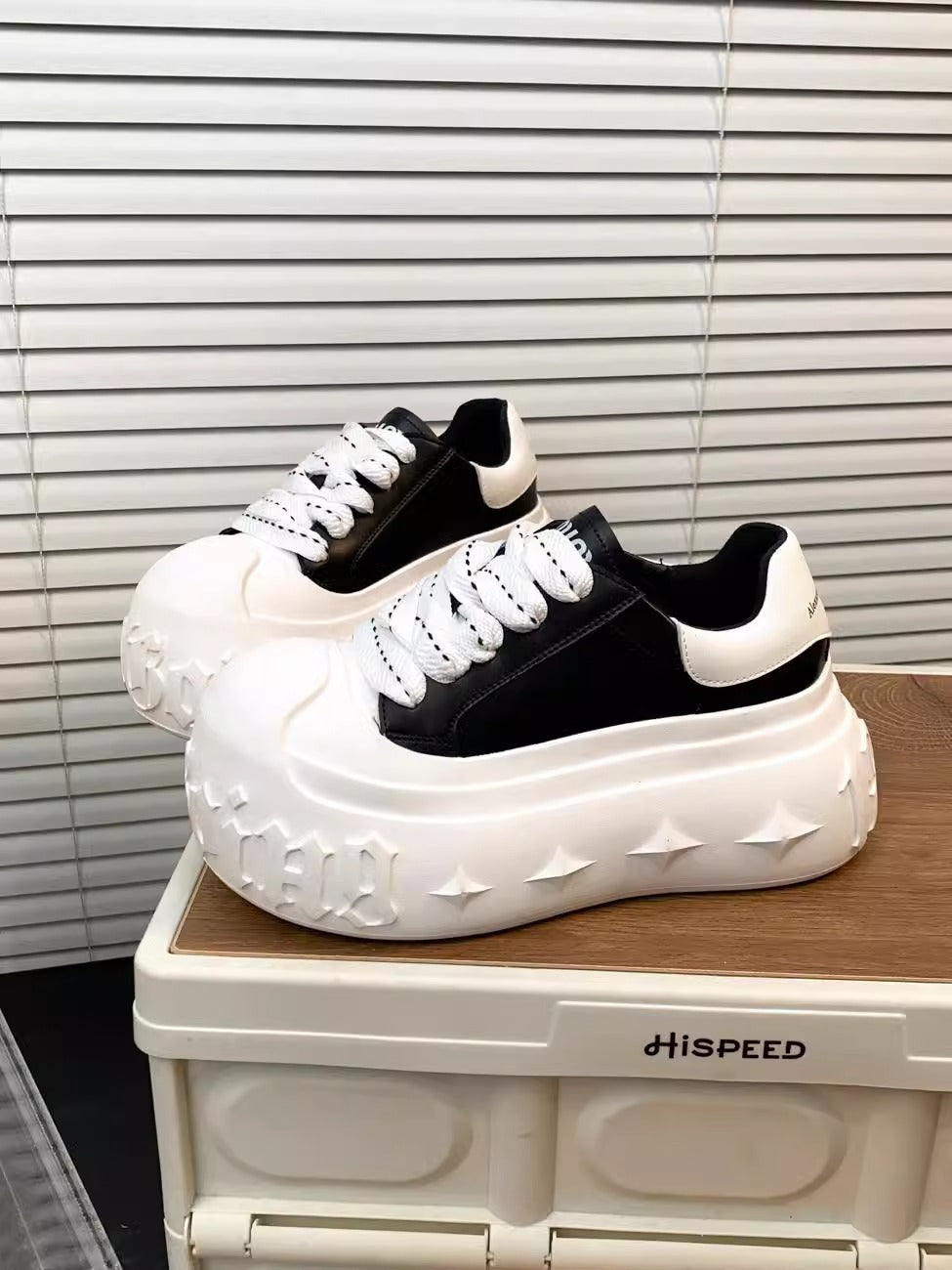 Damen Sneakers mit gesteigertem Plateau-Design und modischer Ziersteppung R&B