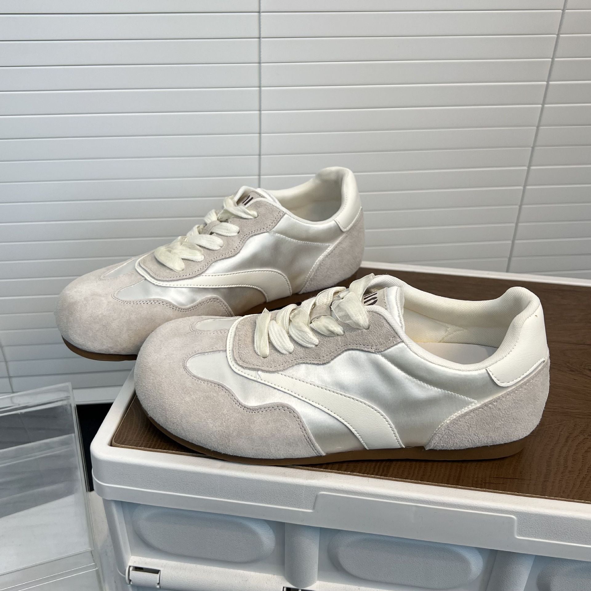 Damen Sneakers mit weichem Wildleder und glänzender Satin-Oberfläche R&B