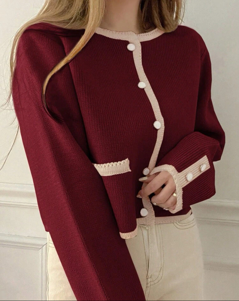 Damen Kurze Strickjacke mit Perlenkragen und Taschen R&B