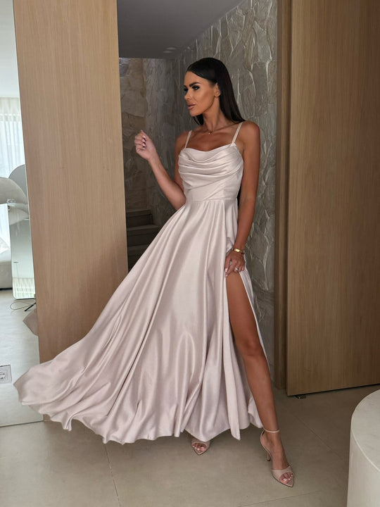 Damen Maxikleid mit elegantem Schlitz und fließendem Satinmaterial R&B