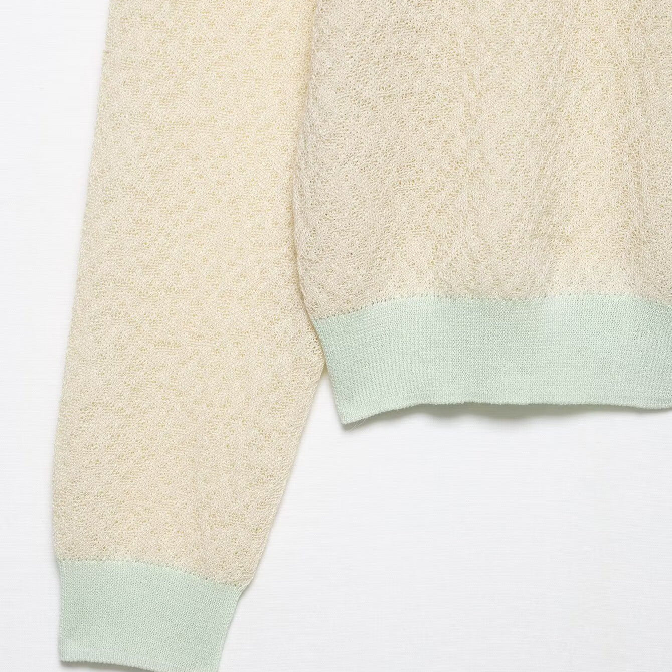 Damen Strickjacke mit zartem Muster und farblich abgesetzten Details R&B