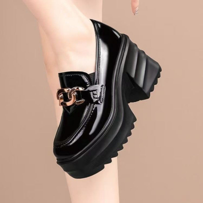 Damen Hochfront Mules mit glänzendem Obermaterial und modischem Ketten-Detail R&B