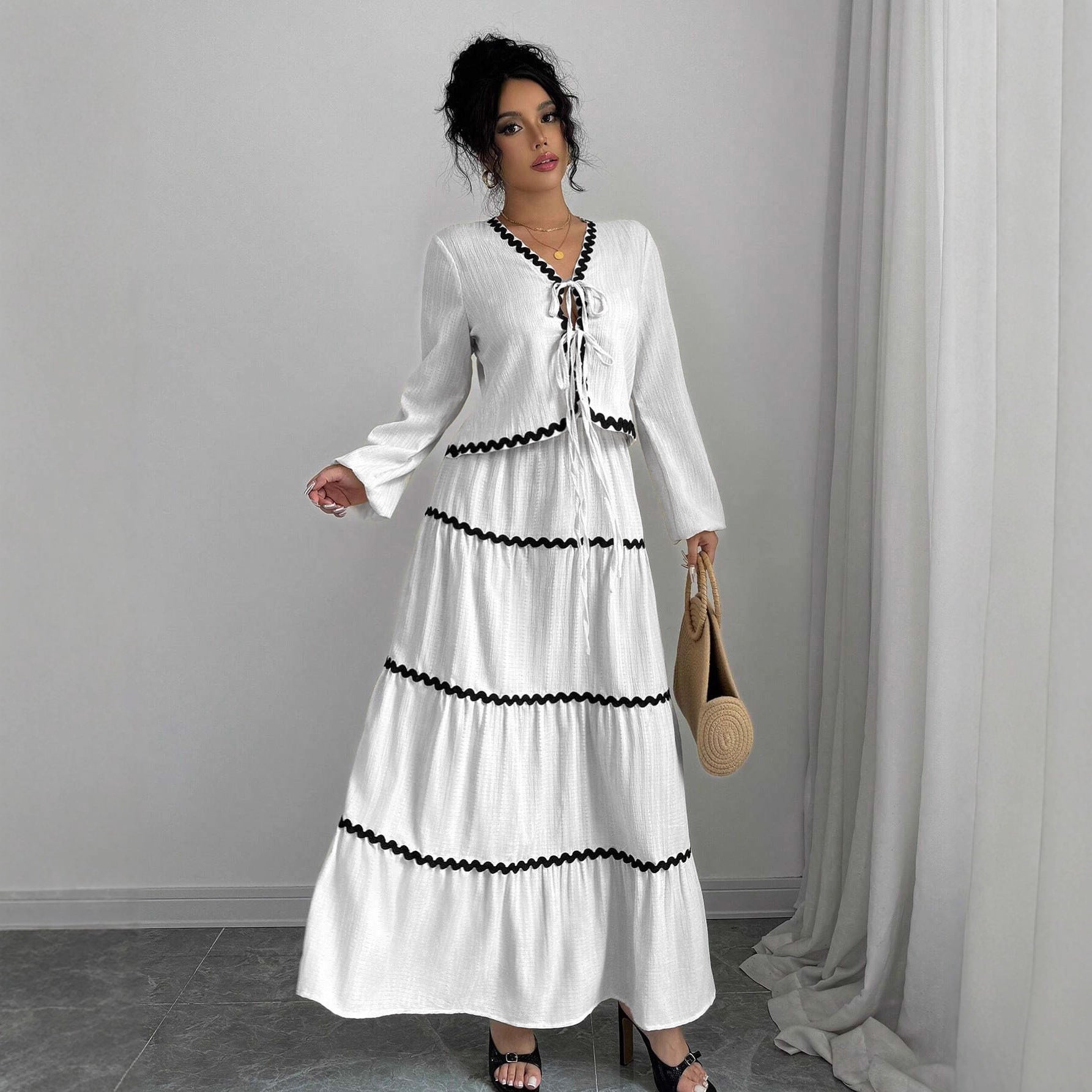 Damen Maxi-Kleid mit verspieltem Schnürungsausschnitt und elegantem Rüschenboden R&B