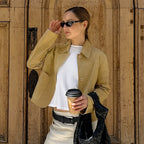 Damen Kurze Jacke mit eleganter Kragenlinie und praktischen Taschen R&B